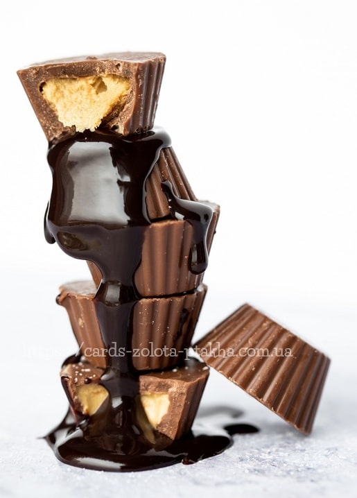 Gestapelte Schokoladen-Erdnussbutter-Cups mit flüssiger Schokoladenganache
