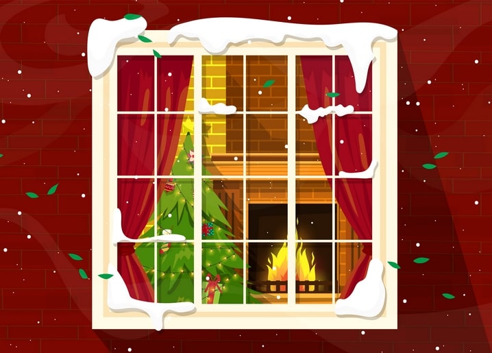 Verschneites Fenster mit Blick auf Weihnachtsbaum und Kaminfeuer im Zimmer