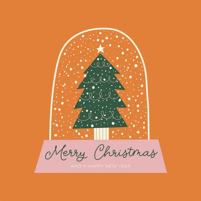 Weihnachtsbaum mit Lichterkette in einer Schneekugel auf orangefarbenem Hintergrund