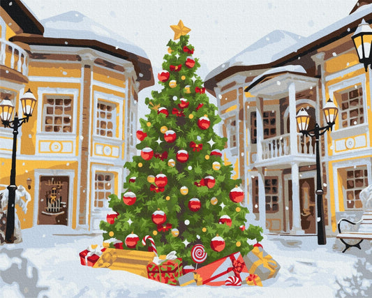 Geschmückter Weihnachtsbaum mit roten und goldenen Kugeln auf verschneitem Marktplatz