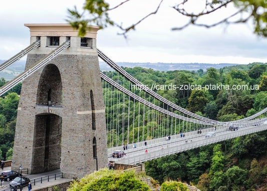 Steinturm der Clifton Suspension Bridge über einer bewaldeten Schlucht bei Bristol
