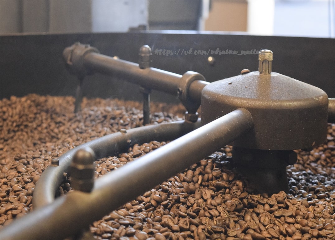 Kaffeebohnen in einer industriellen Röstmaschine, Nahaufnahme
