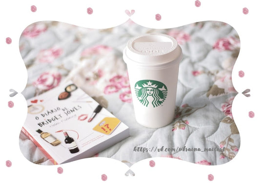 Kaffeebecher und ein Bridget-Jones-Roman auf rosa Blumenbettwäsche