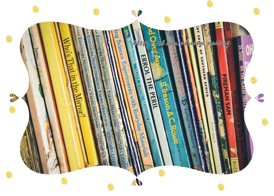 Bunte, abgenutzte Kinderbuchrücken dicht nebeneinander im Regal