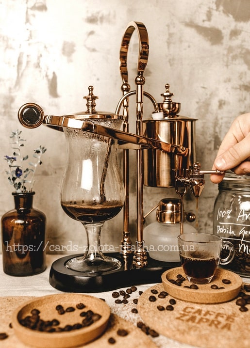 Kupferne Siphon-Kaffeemaschine brüht Kaffee neben Kork-Untersetzern und Kaffeebohnen