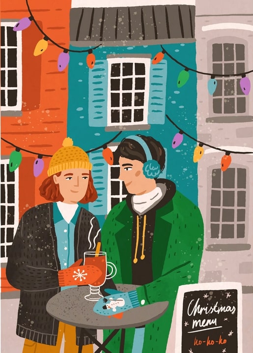 Paar teilt sich einen Glühwein an einem Café-Tisch unter Weihnachtslichtern