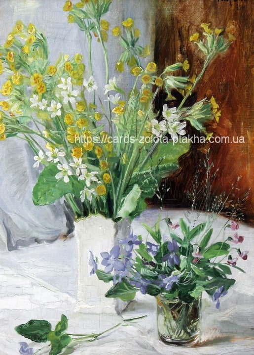 Stillleben von Fanny Brate: gelbe Schlüsselblumen und violette Veilchen in zwei Vasen auf weißer Tischdecke