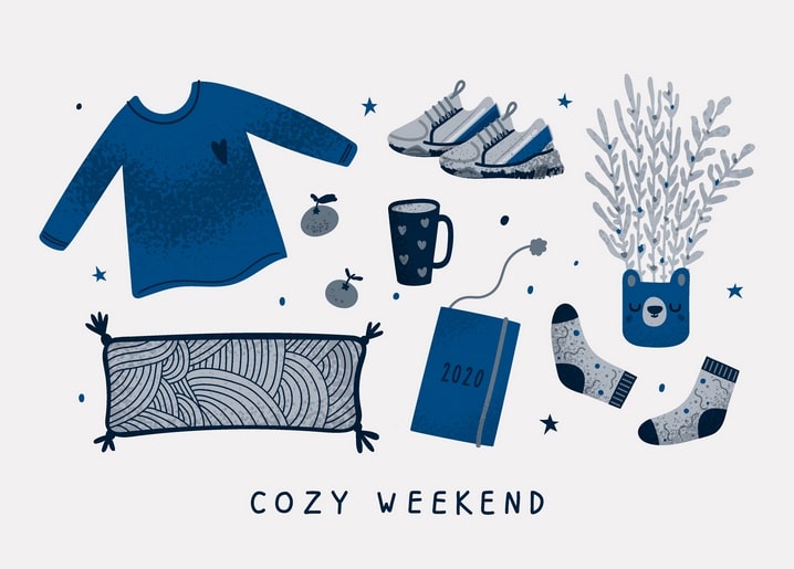 Blaue Flat-Lay mit Pullover, Sneaker, Kakaotasse, Topfpflanze und Socken, Schriftzug Cozy Weekend