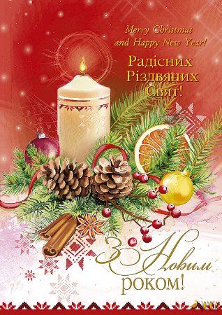 Weihnachtspostkarte mit Kerze, Tannenzapfen, Zimt, Sternanis und Orangenscheibe