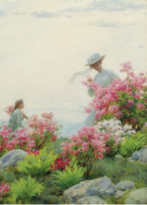 Zwei Frauen zwischen rosa und weißen Azaleen auf einem dunstigen Hügel am Meer