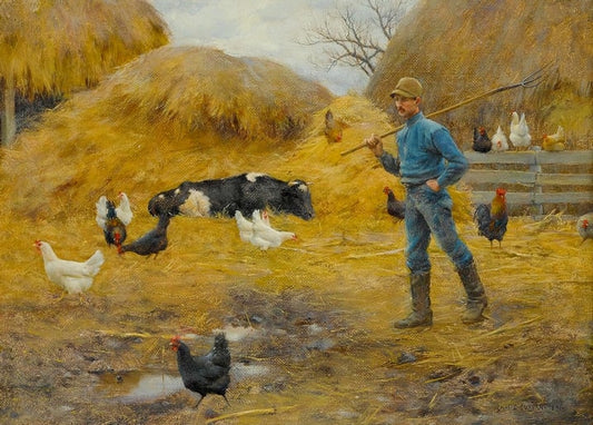 Junger Landarbeiter mit Mistgabel im Hof, Hühner stieben auseinander, schwarz-weißes Kalb läuft vorbei