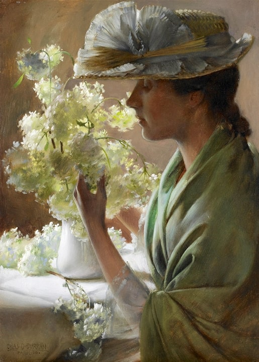 Gemälde von Charles Courtney Curran: Frau mit Strohhut ordnet weiße Blüten in einer Vase