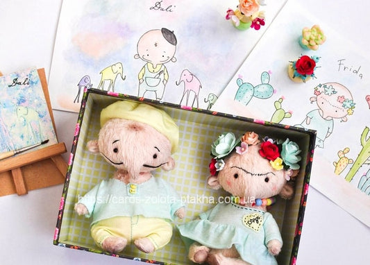 Postkarte mit Foto der Teddybären ‚Dali‘ und ‚Frida‘ zusammen in einer Geschenkbox
