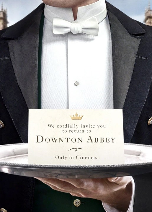 Postkarte zum Downton-Abbey-Film, ein Butler mit weißer Fliege hält ein Silbertablett mit Einladungskarte