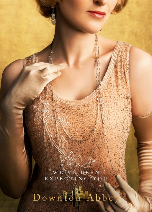 Postkarte zum Downton-Abbey-Film, eine Frau in goldbesticktem 1920er-Kleid mit Opernhandschuhen