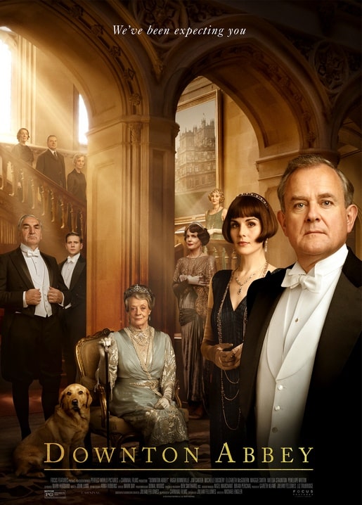 Downton-Abbey-Filmplakat: Familie Crawley und Personal auf der großen Treppe mit einem Hund