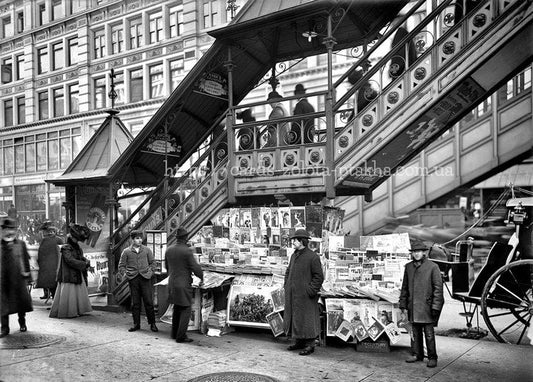Schwarz-weiß Foto eines Zeitungsstands unter der Hochbahn im alten New York