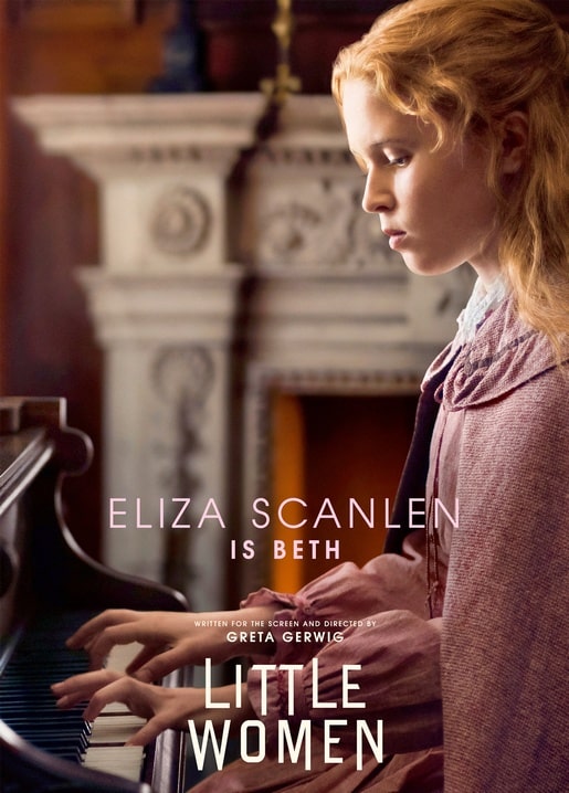 Eliza Scanlen als Beth spielt Klavier vor einem Marmorkamin, Szene aus Little Women