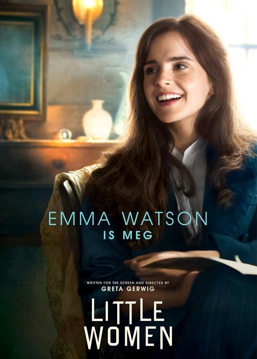 Emma Watson als Meg lacht im Kerzenschein in blauem Mantel, Szene aus Little Women
