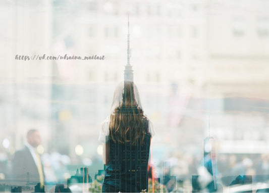 Doppelbelichtung einer Frauensilhouette mit dem Empire State Building