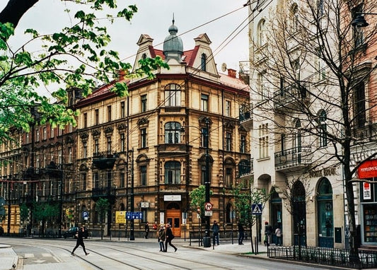 Verziertes Eckhaus an einer europäischen Straße im Frühling