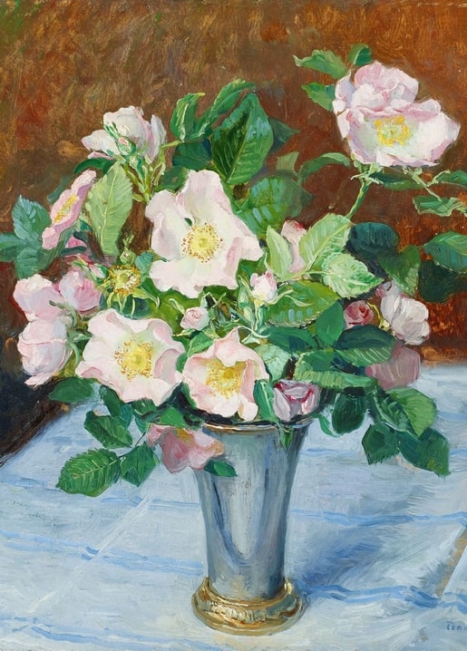Fanny Brate Stillleben mit wilden Rosen in einer Zinnvase auf blauem Tuch