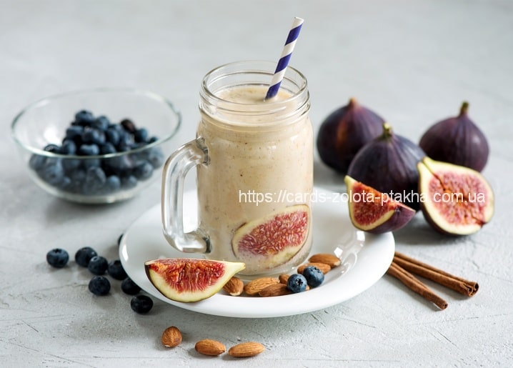 Feigen-Blaubeer-Smoothie im Henkelglas mit Mandeln und Zimtstangen