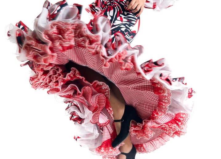 Flamenco-Rock mit roten und weißen Rüschen mitten im Wirbel