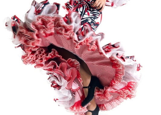 Flamenco-Rock mit roten und weißen Rüschen mitten im Wirbel