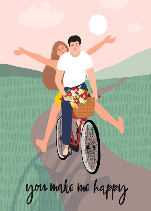 Paar auf einem Fahrrad mit blumengefülltem Korb am Lenker durch grüne Felder