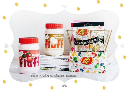 Erdbeer- und Marshmallow-Fluff-Gläser mit Jelly-Belly-Bonbons und Modemagazinen