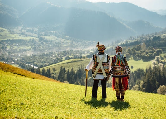 Paar in ukrainischer Tracht mit Blick auf ein Karpatental