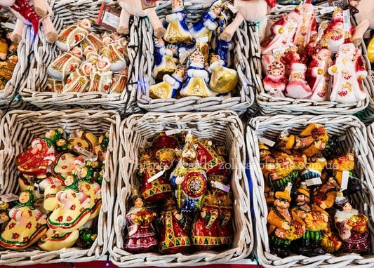 Handbemalte Väterchen-Frost- und Puppenfiguren in weißen Weidenkörben auf dem Weihnachtsmarkt