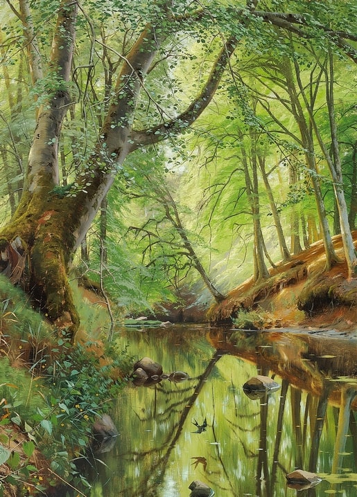 Stiller Waldteich spiegelt das Blätterdach, zwei Schwalben gleiten knapp über das Wasser