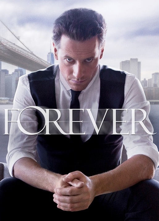 Plakat zur Serie „Forever“: Mann in Weste vor der Brooklyn Bridge und der Skyline Manhattans