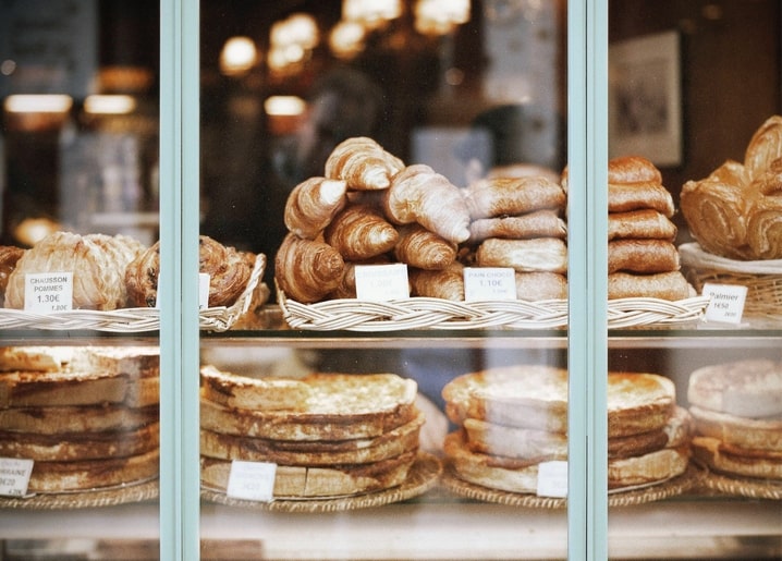 Schaufenster einer Bäckerei mit Croissants, Pain au Chocolat und Palmiers
