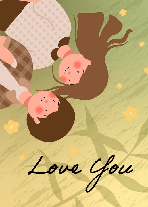 Zwei Freundinnen liegen Wange an Wange auf einer Blumenwiese mit dem Schriftzug „Love You“