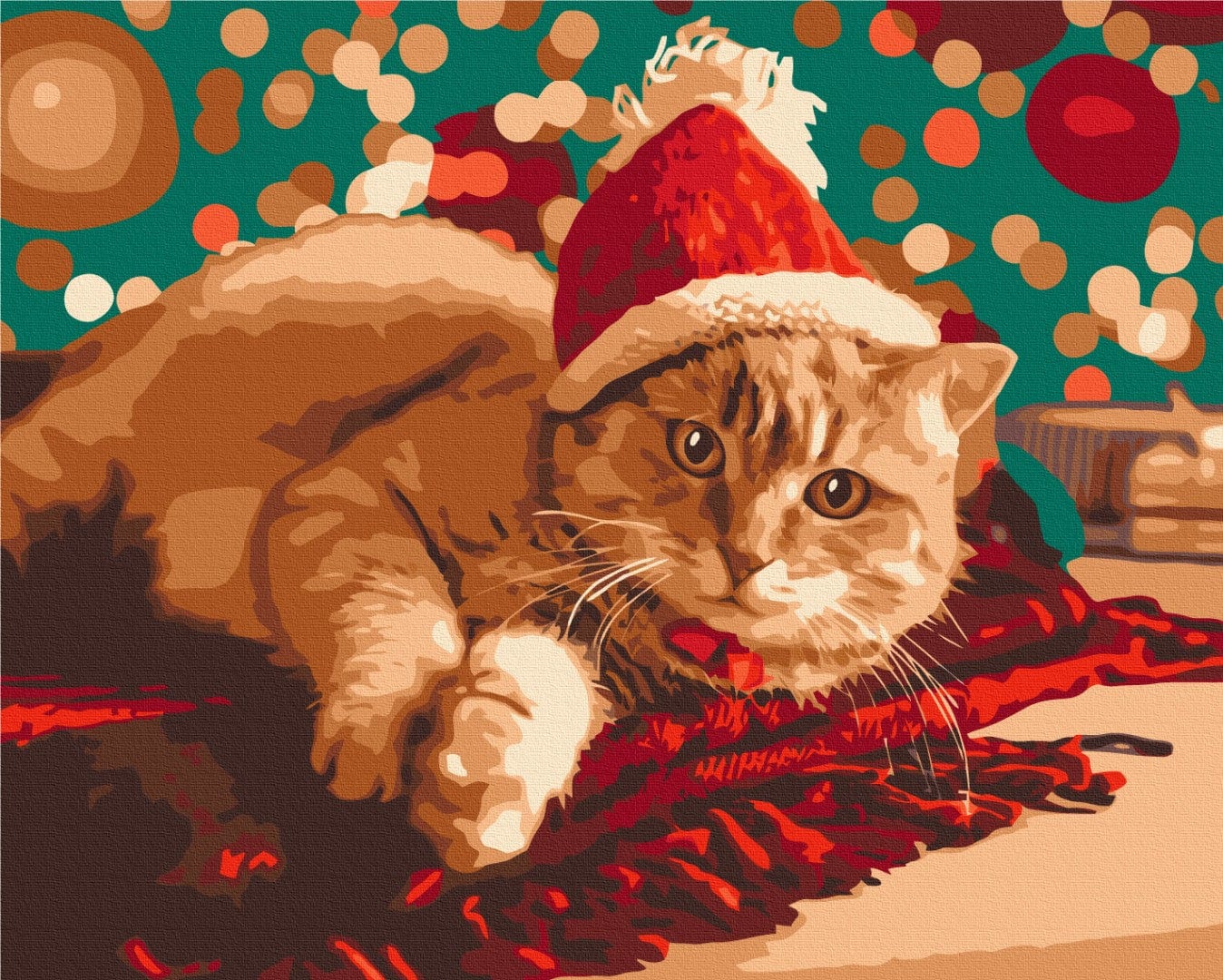 Rote getigerte Katze mit Weihnachtsmütze liegt auf rotem Lametta vor türkisem Lichterbokeh