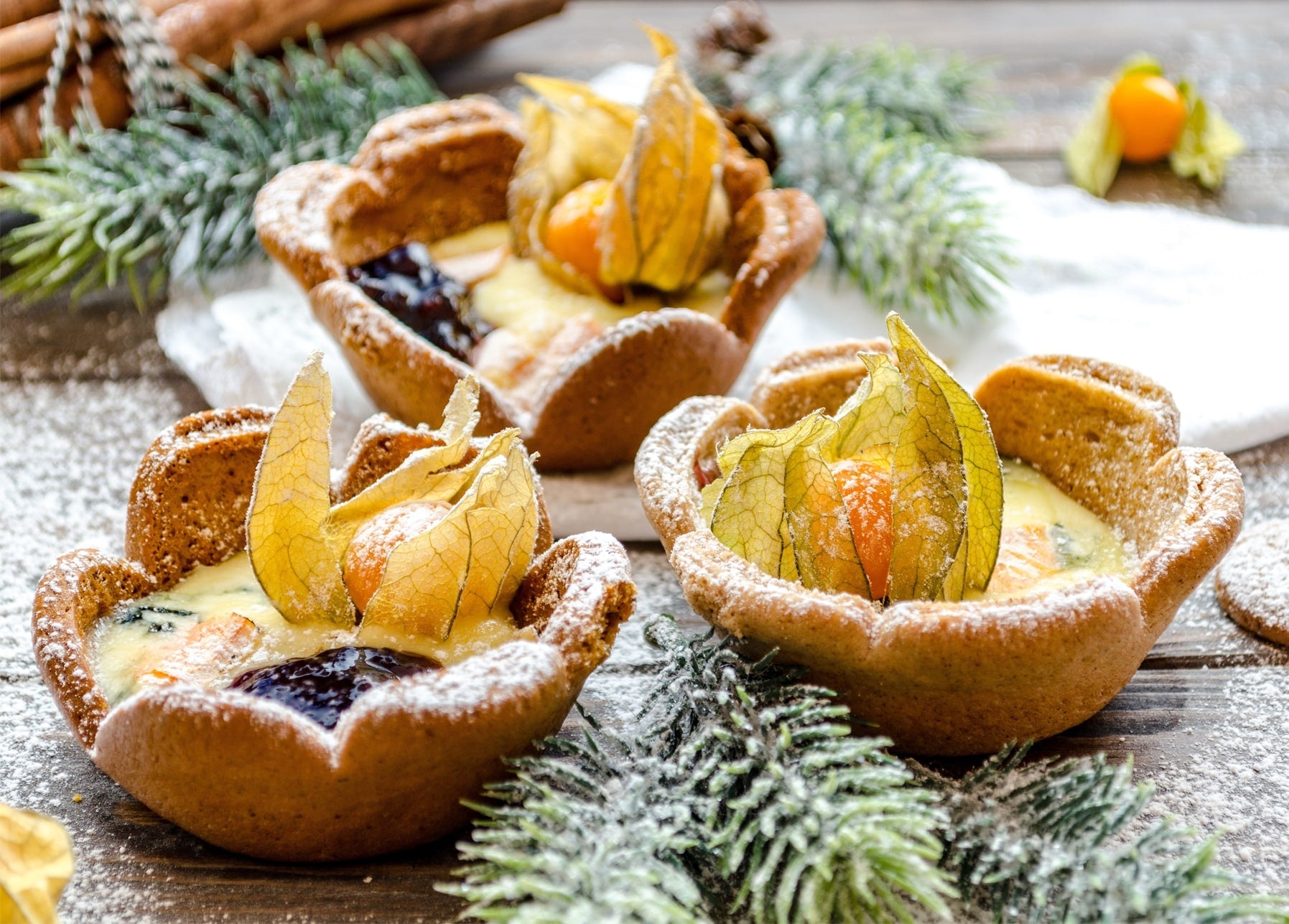 Lebkuchenkörbchen mit Quarkcreme, Physalis und Beerenkonfitüre