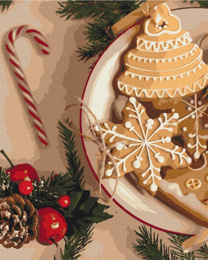 Glasierte Lebkuchenplätzchen in Baum- und Schneeflockenform auf einem Teller mit Zuckerstange und Preiselbeeren