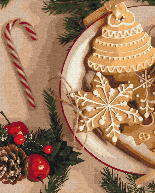 Glasierte Lebkuchenplätzchen in Baum- und Schneeflockenform auf einem Teller mit Zuckerstange und Preiselbeeren