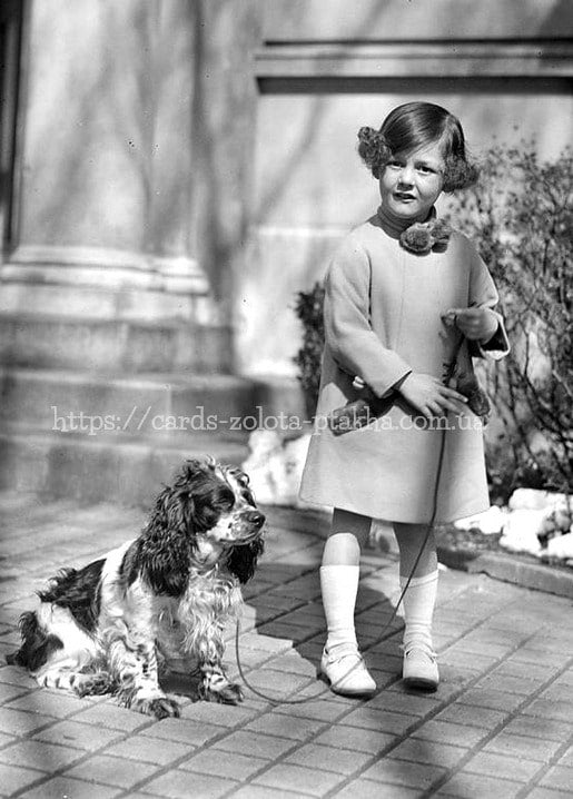 Vintage-Foto eines Mädchens auf der Veranda mit angeleintem Cocker Spaniel