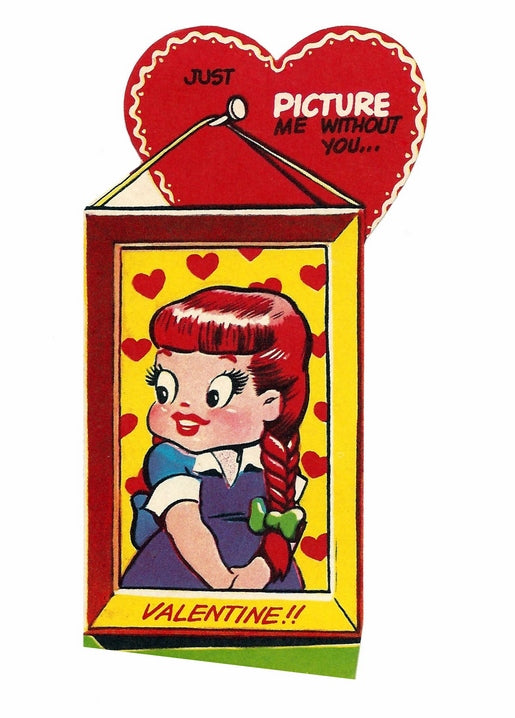Vintage-Mädchen mit rotem Zopf blickt aus einem Bilderrahmen unter einem herzförmigen Anhänger