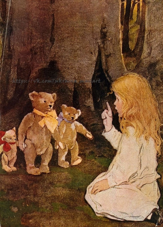 Mädchen im weißen Nachthemd hält Finger an die Lippen vor drei Teddybären im Wald