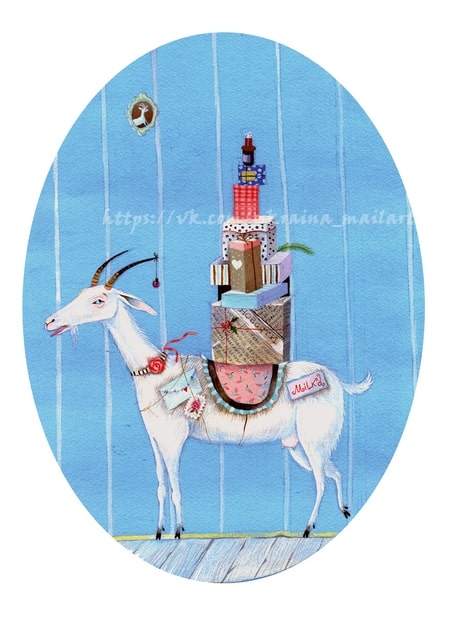 Eine weiße Ziege balanciert einen hohen Turm eingepackter Geschenke vor einer gestreiften blauen Wand