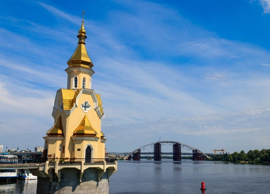 Каплиця з золотими банями на палях серед Дніпра, на тлі мосту, Київ