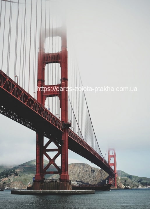 Rote Türme der Golden Gate Bridge ragen durch Nebel über der Bucht von San Francisco