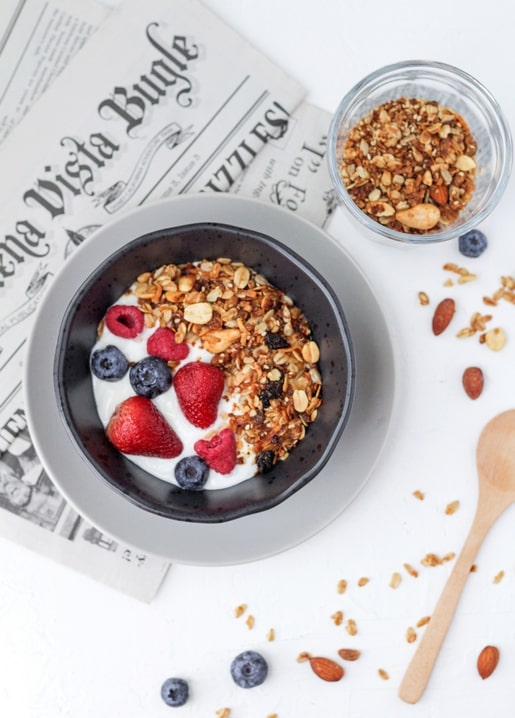Schale Joghurt mit Granola, Erdbeeren, Himbeeren und Blaubeeren