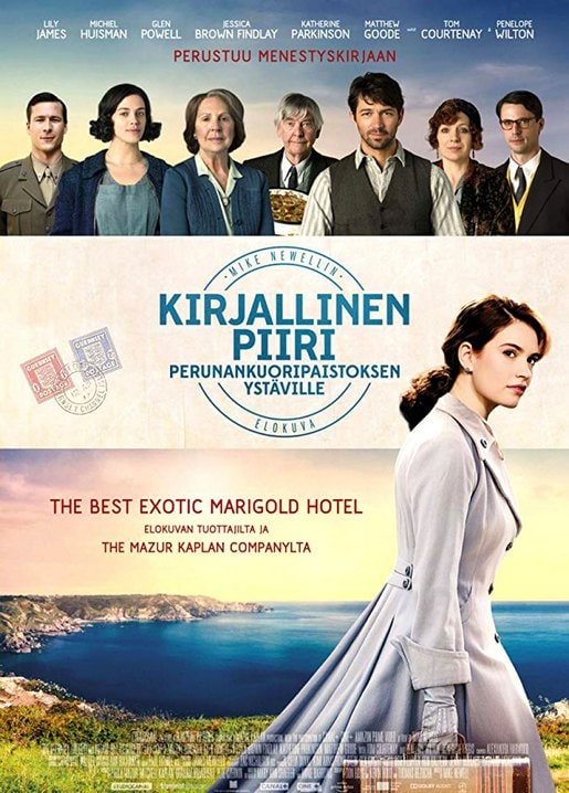 Filmposter-Postkarte zu The Guernsey Literary and Potato Peel Pie Society mit einer Frau auf einem Küstenweg