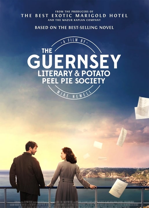 Filmposter zu „The Guernsey Literary & Potato Peel Pie Society“: Paar am Meer mit fliegenden Briefen